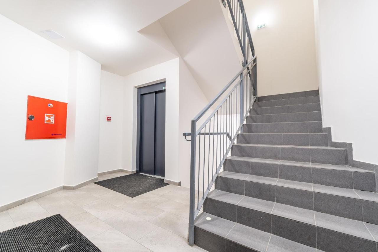 פראג Brand New Two Room Apartment #26 With Free Secure Parking Close To Center מראה חיצוני תמונה